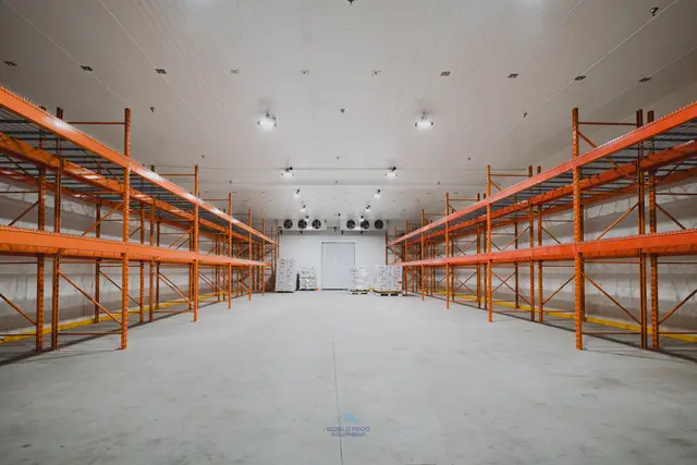 Food processing cold room with pallet racking